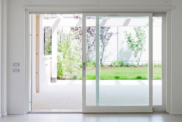 Porte scorrevoli in vetro da esterno: il tocco chic per i vostri giardini