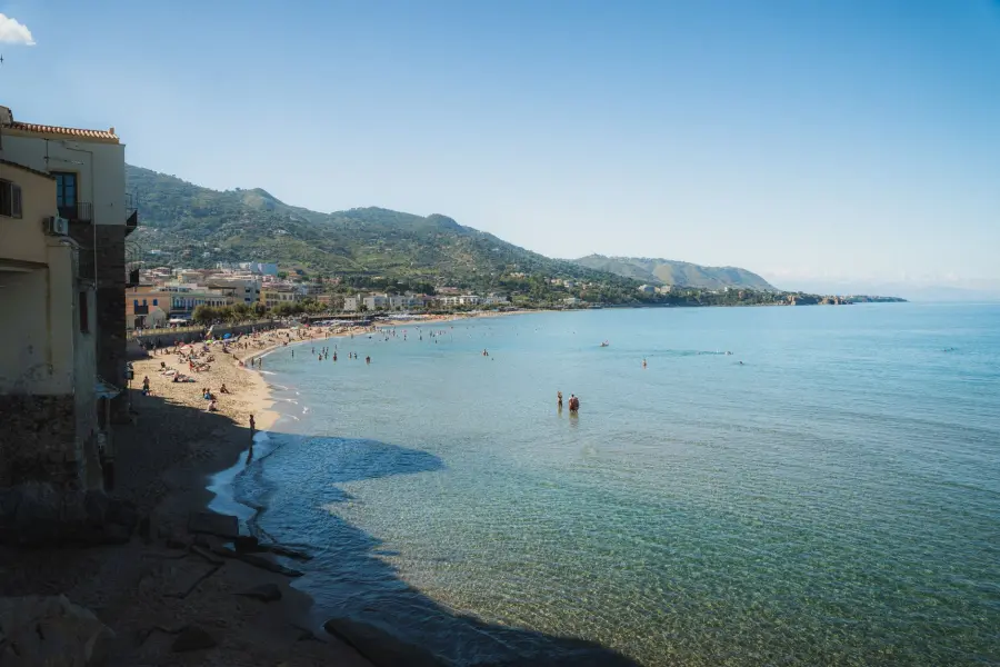 Cefalù Spiagge: mare, calette e centro storico