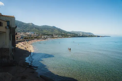 Cefalù Spiagge: mare, calette e centro storico